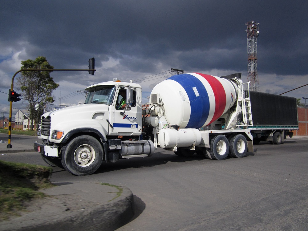Bogotá Camión De Cemex En El Sector De Puente Aranda