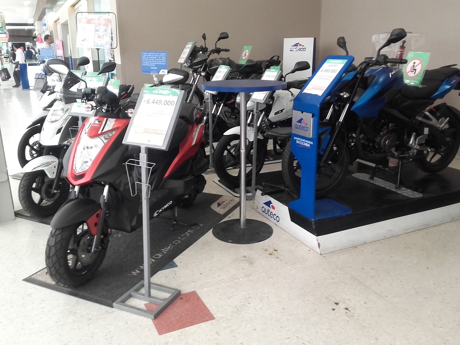 Motos Y Mas Motos En Una Tienda De Motos