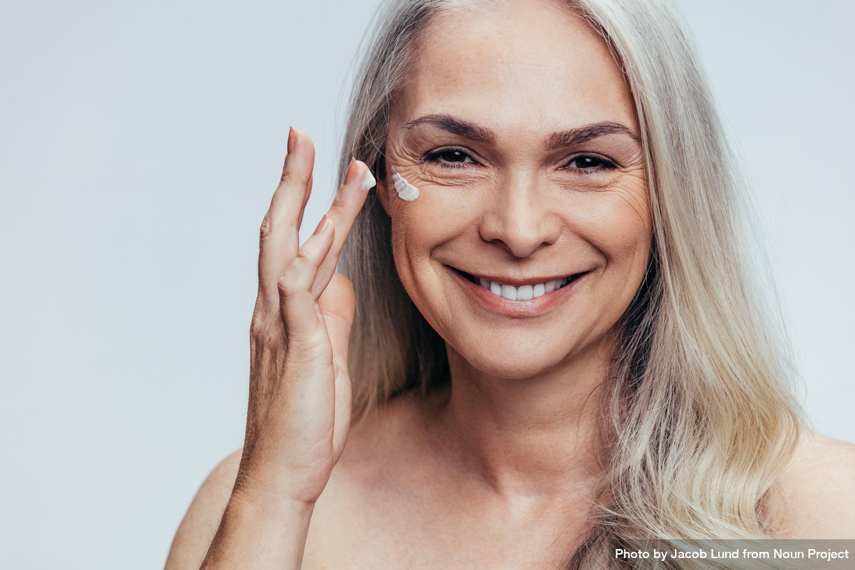 Np Close Up Of Woman Applying Cream To Face 41d1O5 Free